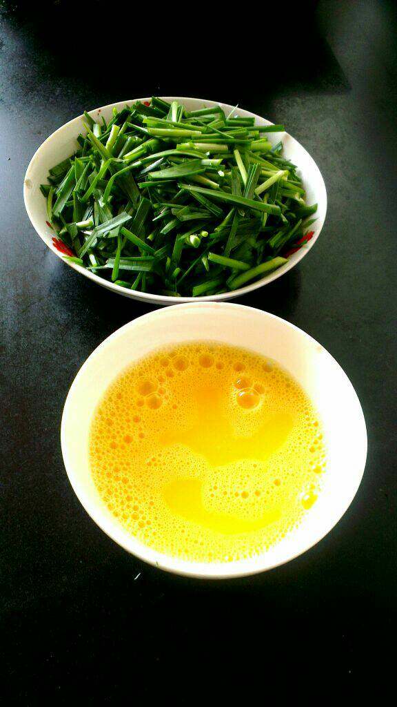 韭菜炒鸡蛋,<a style='color:red;display:inline-block;' href='/shicai/ 116'>韭菜</a>摘洗净切段儿，<a style='color:red;display:inline-block;' href='/shicai/ 9'>鸡蛋</a>磕入碗中打散备好！