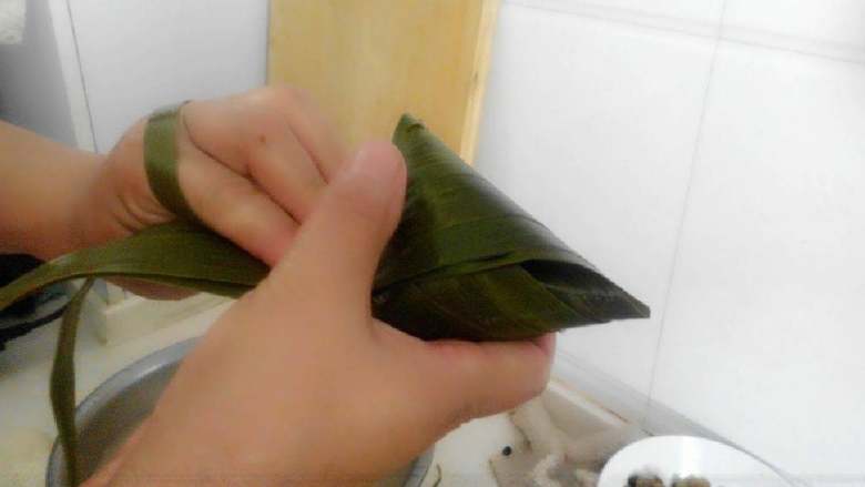 豆沙蜜豆粽子,放完米以后把漏着的地方包上,如右图