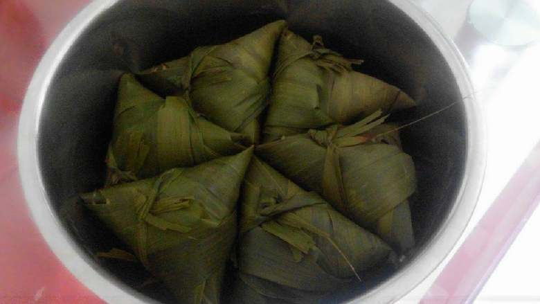 豆沙蜜豆粽子,把包好的粽子放在高压锅里,放入没过粽子的水,压30分钟关火,最好过半天以后再打开高压锅