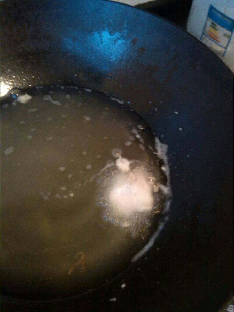 ≈红烧草鱼片≈,入油锅炸,炸好后捞出