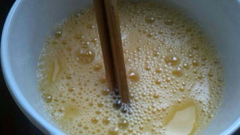 ≈丝瓜炒蛋≈,<a style='color:red;display:inline-block;' href='/shicai/ 9'>鸡蛋</a>加盐，料酒打散