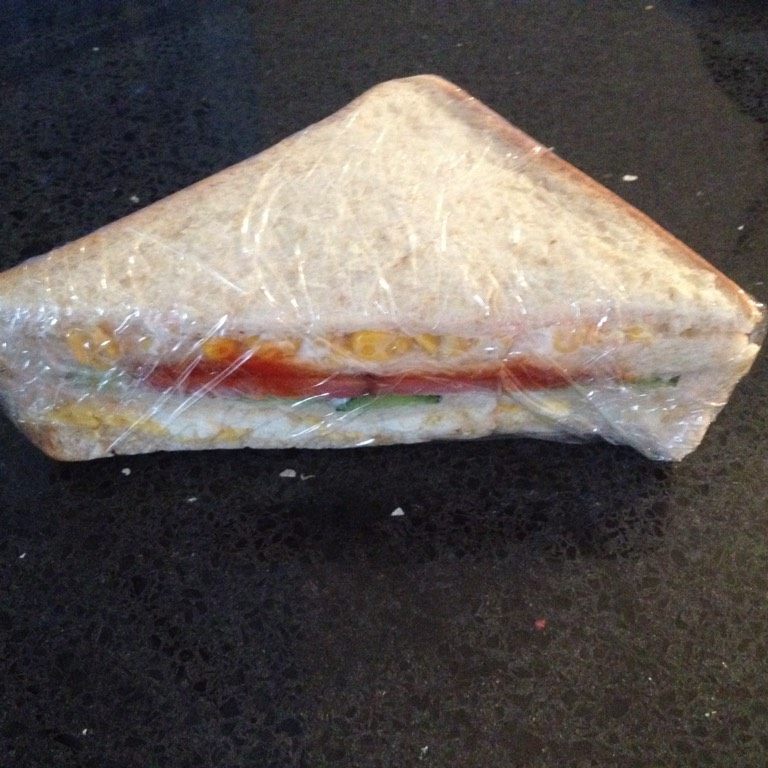火腿玉米三明治,对半切开，包上保鲜膜，冷藏即可，尽快食用