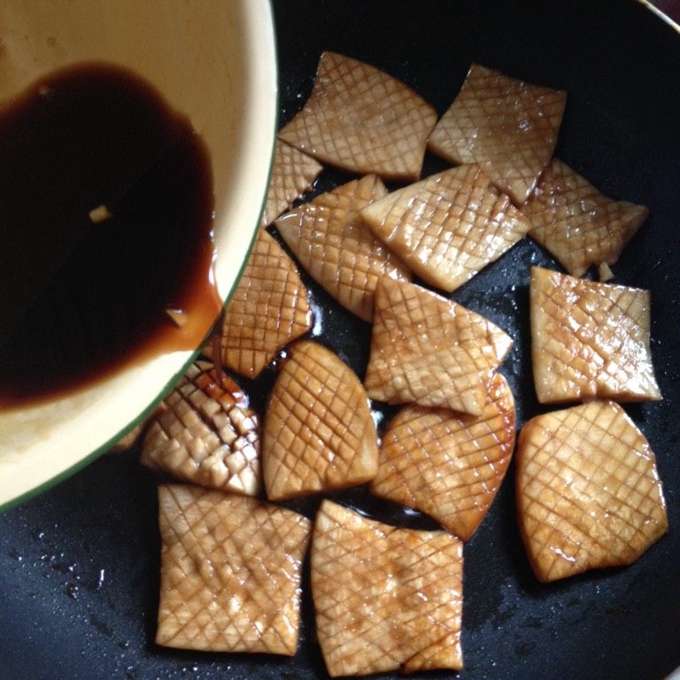 酱汁杏鲍菇,杏鲍菇煎熟，倒入适量的腌料汁