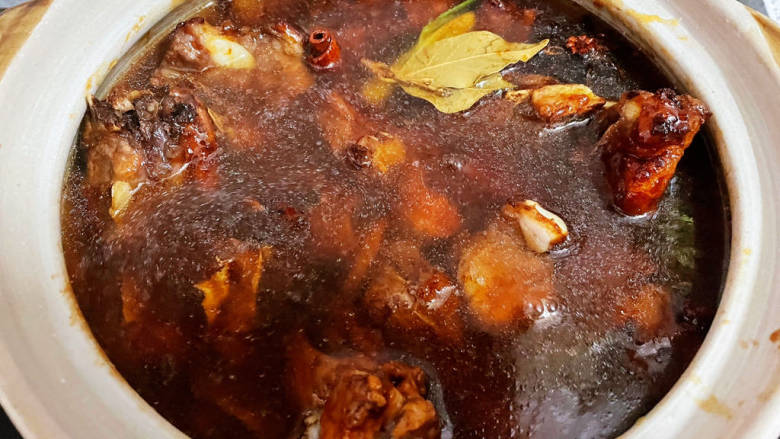 板栗排骨煲,加入适量的清水,没过食材即可