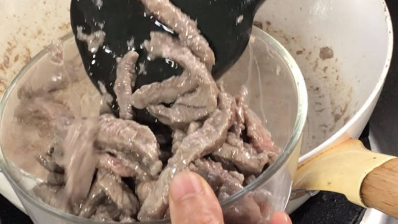 双椒牛排,炒至变色,捞出备用