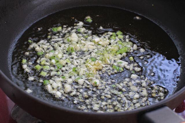 素炒白菜,锅中倒适量食用油烧至五成热,放入葱姜蒜,小火炒出香味。