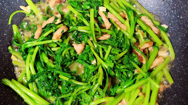 茼蒿炒肉丝,入味即可出锅了。(不要炒时间太久,绿油油更嫩更好吃)