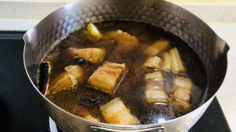 五花肉焖莲藕,然后加入足量温水,上汽后转中小火烧30分钟。