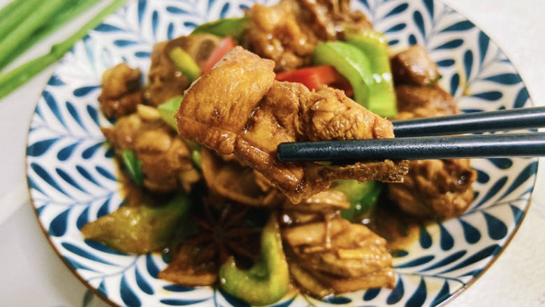 酱炒鸡块,鲜香可口,汤汁浓郁!