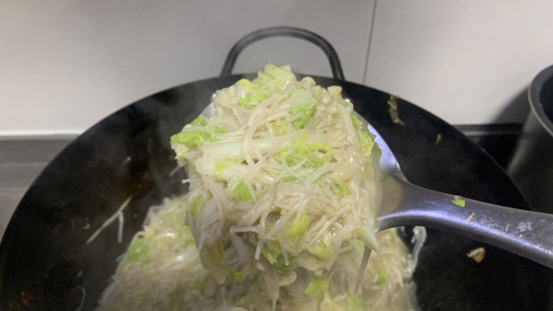 金针菇炒大白菜,炒熟