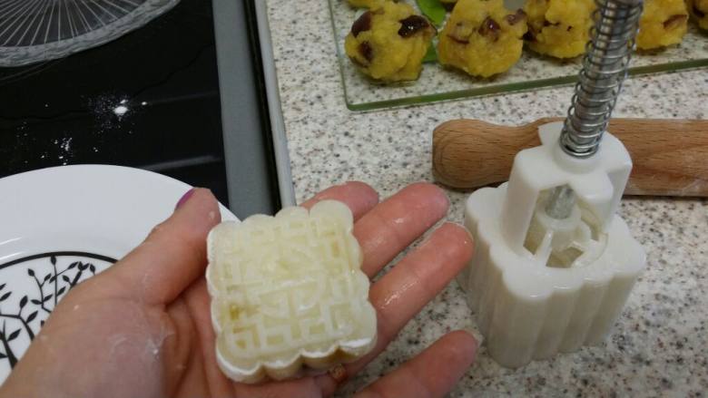 教你做冰皮月饼,然后进月饼模压出形状,这款冰皮月饼就做好喽