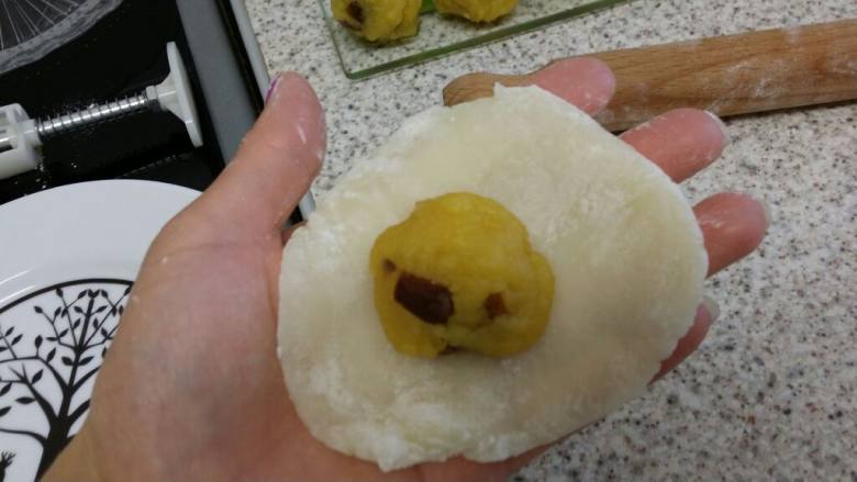 教你做冰皮月饼,然后像包包子一样把馅料包进去,封好口