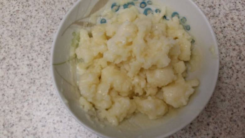 教你做冰皮月饼,冰皮面糊出锅之后为了让它能均匀散热,用筷子搓散它,放一旁冷却
