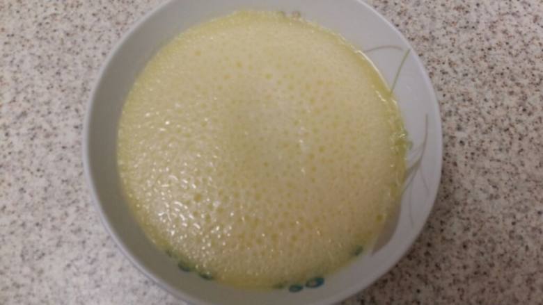 教你做冰皮月饼,蒸好之后的面糊表面会浮出一层油,这样是正常的,不用担心