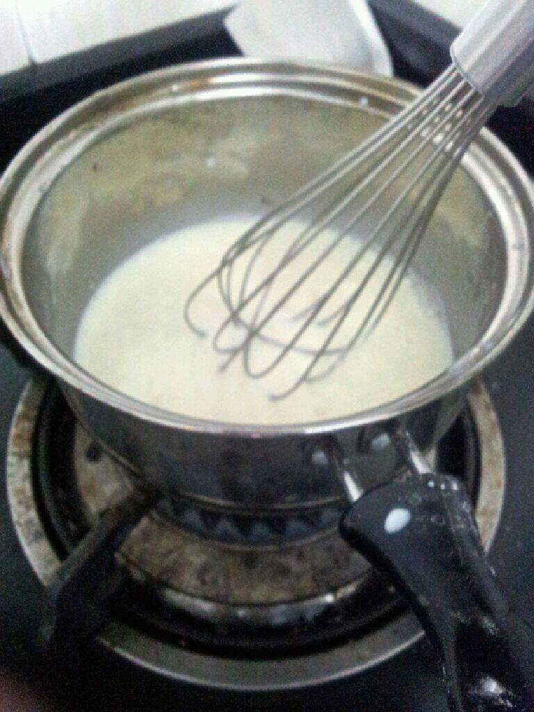 红豆蛋挞,<a style='color:red;display:inline-block;' href='/shicai/ 8197'>淡奶油</a>倒进锅里，加入白糖，炼乳和牛奶小火加热，拌至糖融化，进冰箱放凉