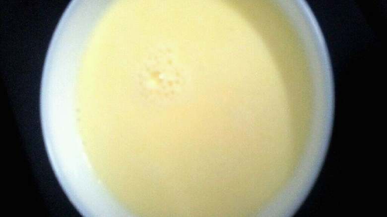 红豆蛋挞,放凉的挞水加入<a style='color:red;display:inline-block;' href='/shicai/ 15'>蛋黄</a>和筛入低粉拌匀后过筛挞水