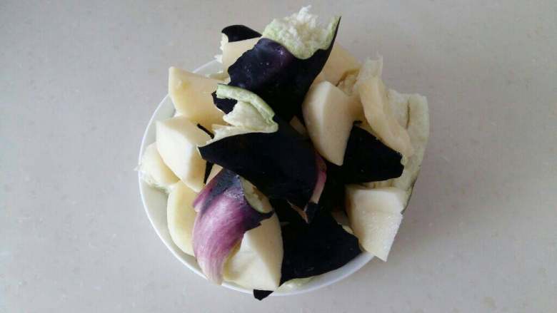 土豆炖茄子,切成小块备用