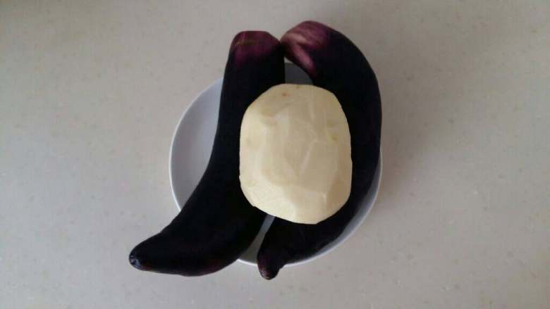 土豆炖茄子,准备<a style='color:red;display:inline-block;' href='/shicai/ 58'>茄子</a><a style='color:red;display:inline-block;' href='/shicai/ 23'>土豆</a>，洗干净