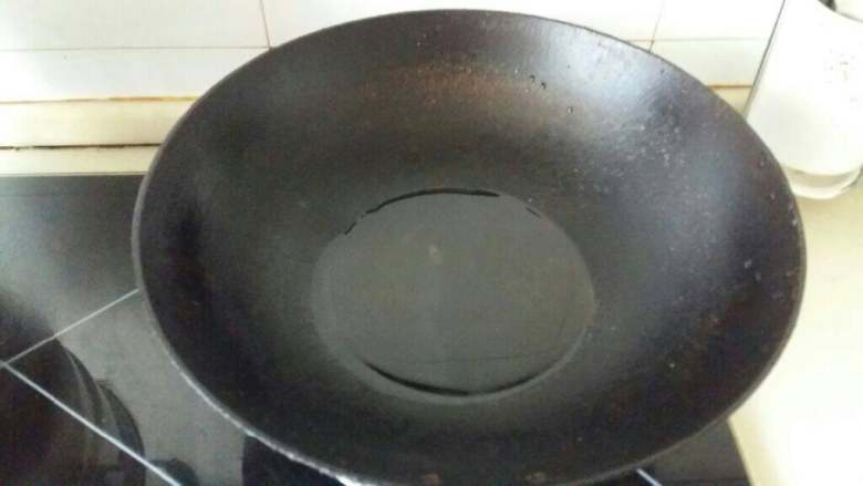 土豆炖茄子,锅里放底油烧开