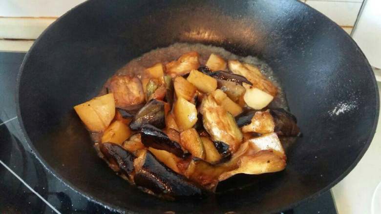 土豆炖茄子,把土豆茄子，带炒软后放入调料加水炖至熟透