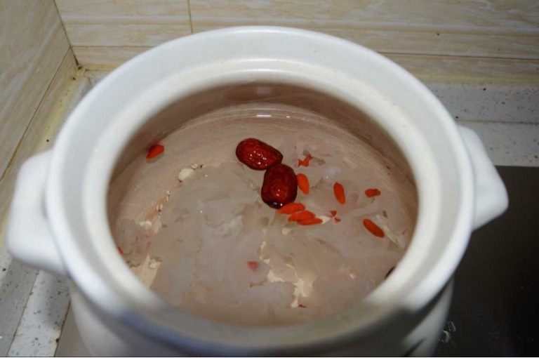 银耳八宝汤,如图将泡好的原料放入锅中,加入适量的水(水货养生坊中原料为3—5人份,熬好后约5碗,大约需要加6—8碗水),烧开后小火慢炖约两小时;