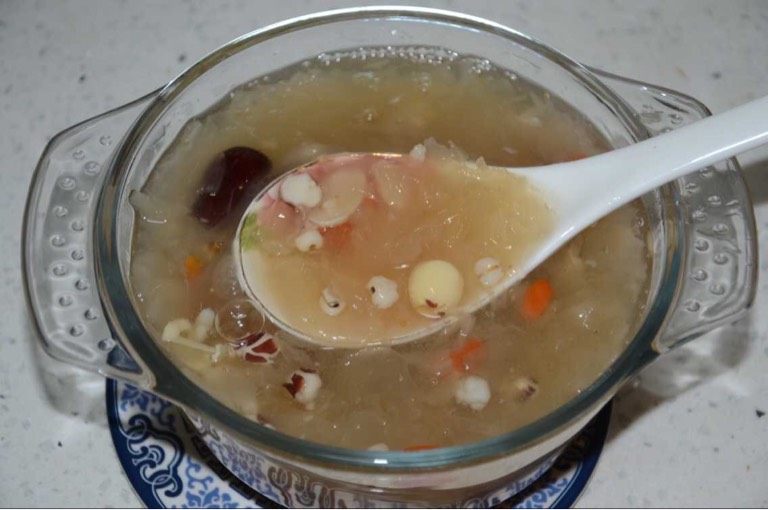 银耳八宝汤,如图炖好后根据个人口味加入适量冰糖,再炖约5分钟,待冰糖完全融化,搅匀后关火。