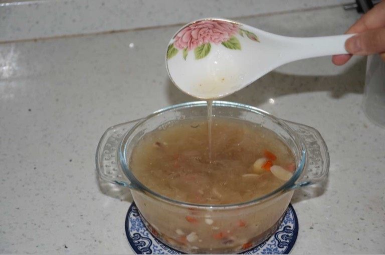 银耳八宝汤,如图待炖好的银耳汤凉后,美味清凉的银耳汤即完成。