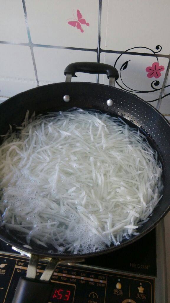 牛肉萝卜发面饼,萝卜叉丝,焯水后过凉水,挤出水份