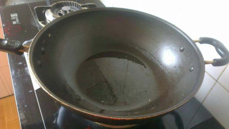 自制(酸菜鱼),锅内再次倒适量油烧至冒烟;