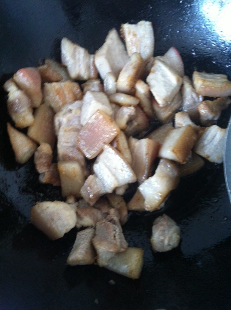 笋干红烧肉,五花肉煸至两面发黄捞出,锅内的油倒出来,留一点油