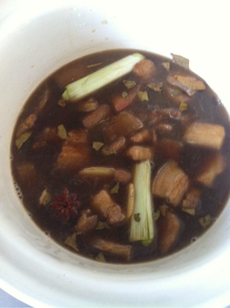 笋干红烧肉,加入适量水,转至砂锅中炖至软烂,加入笋干,盐在炖二十分钟即可,出锅前如果汤汁多就用大火收汁