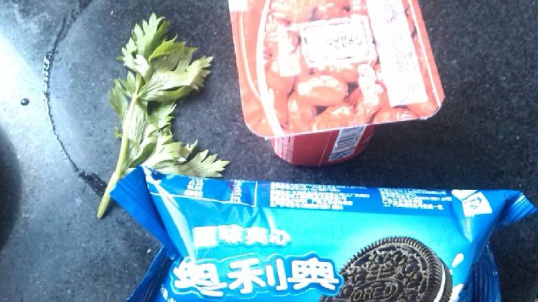 ≈酸奶盆栽≈,准备好材料，把奥利奥去掉夹心，把两片饼干装入保鲜袋里，用擀面杖擀碎