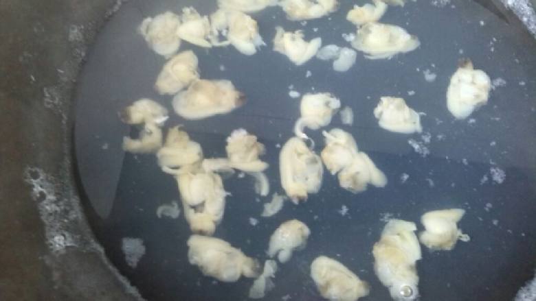 ≈花蛤蒸蛋≈,<a style='color:red;display:inline-block;' href='/shicai/ 1816'>花蛤</a>肉事先用<a style='color:red;display:inline-block;' href='/shicai/ 156925'>水</a>煮一下