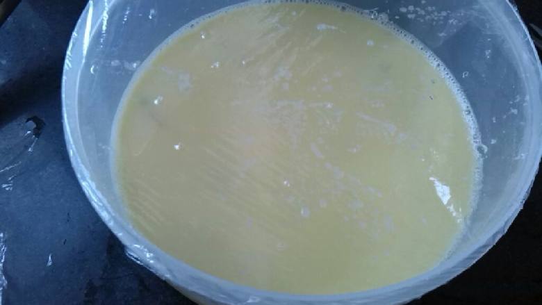 ≈花蛤蒸蛋≈,<a style='color:red;display:inline-block;' href='/shicai/ 9'>鸡蛋</a>加盐打散，加入适量水，放入煮好的花蛤肉，盖上保鲜膜，扎上几个小孔