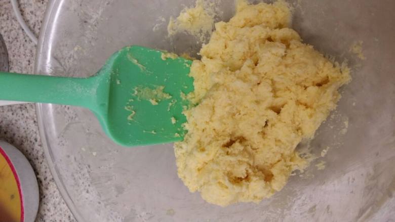 椰丝小饼,用橡皮刮刀搅拌均匀,成为饼干面糊