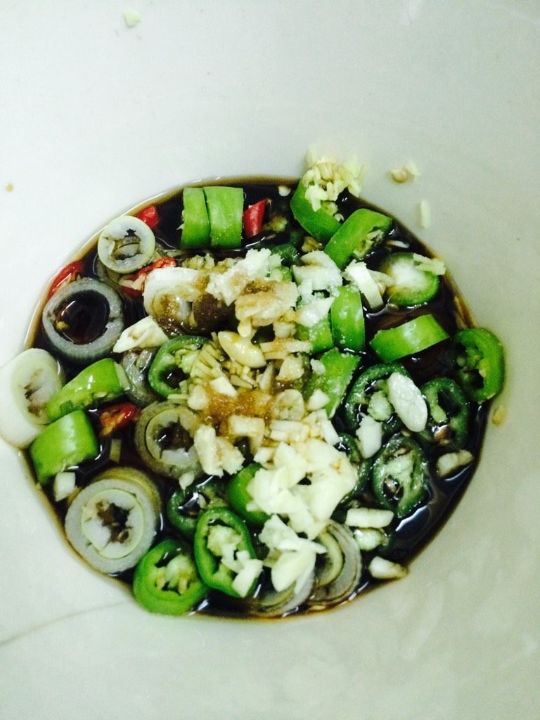 醉虾,将所需调料调配好，如图