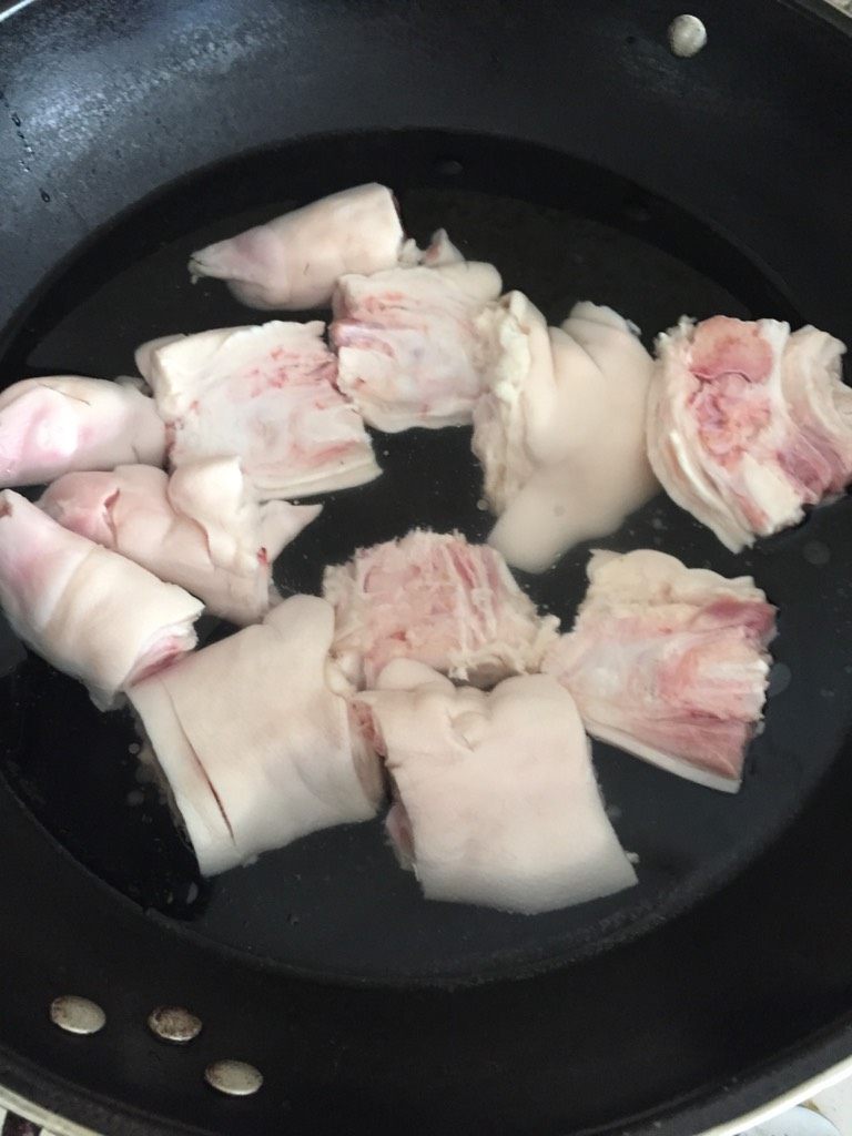 椒盐猪蹄,如图剁成适量大小,用开水绰一遍