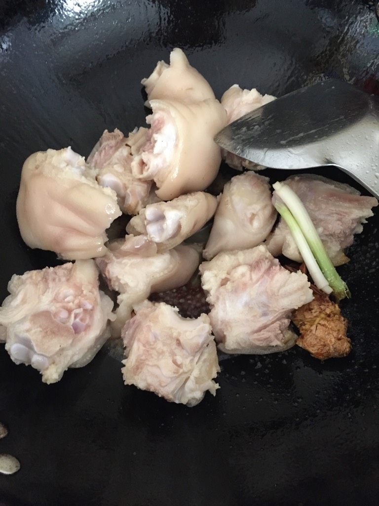 椒盐猪蹄,锅里放油,大火把猪蹄快速翻炒片刻,然后加入准备好的八角香 葱头 <a style='color:red;display:inline-block;' href='/shicai/ 3729'>白糖</a>生抽继续翻炒