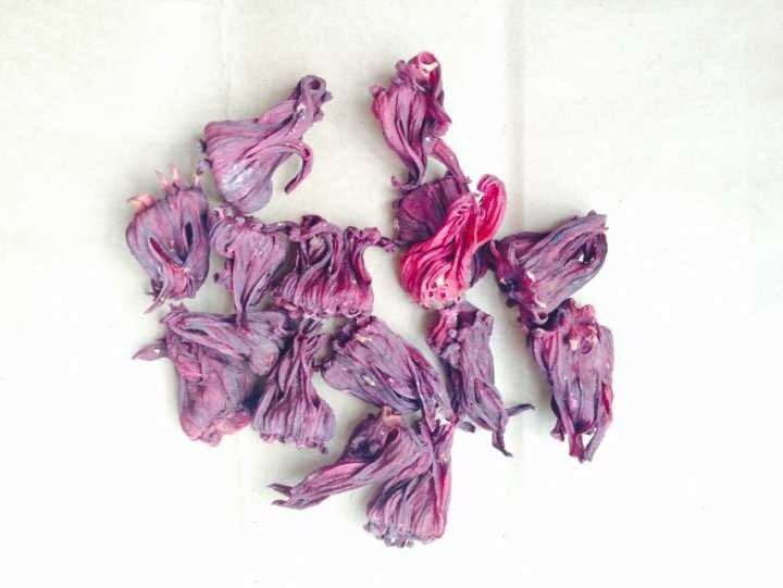 冰镇酸梅汤,取出滤包,盛出熬好汤液,撒上桂花
