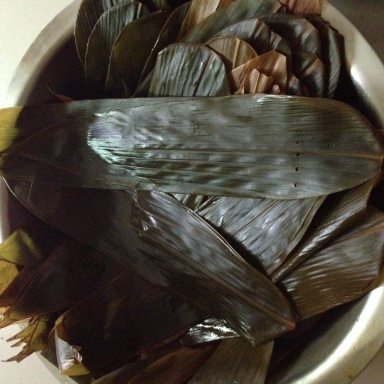 腊肉红豆粽子,干<a style='color:red;display:inline-block;' href='/shicai/ 211314'>粽叶</a>提前浸泡,然后在锅中煮沸消毒