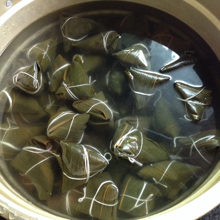 腊肉红豆粽子,把全部粽子包完后,放进锅里,加入水没过粽子,大火烧开转小火煮两小时即可