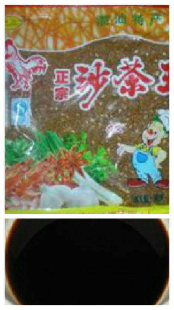 焖猪蹄,.倒入两汤匙<a style='color:red;display:inline-block;' href='/shicai/ 788'>生抽</a>，半汤匙<a style='color:red;display:inline-block;' href='/shicai/ 762'>老抽</a>，一点沙茶粉翻均匀至猪蹄成色，再倒入一汤匙食用油，<a style='color:red;display:inline-block;' href='/shicai/ 718'>料酒</a>和姜片翻匀