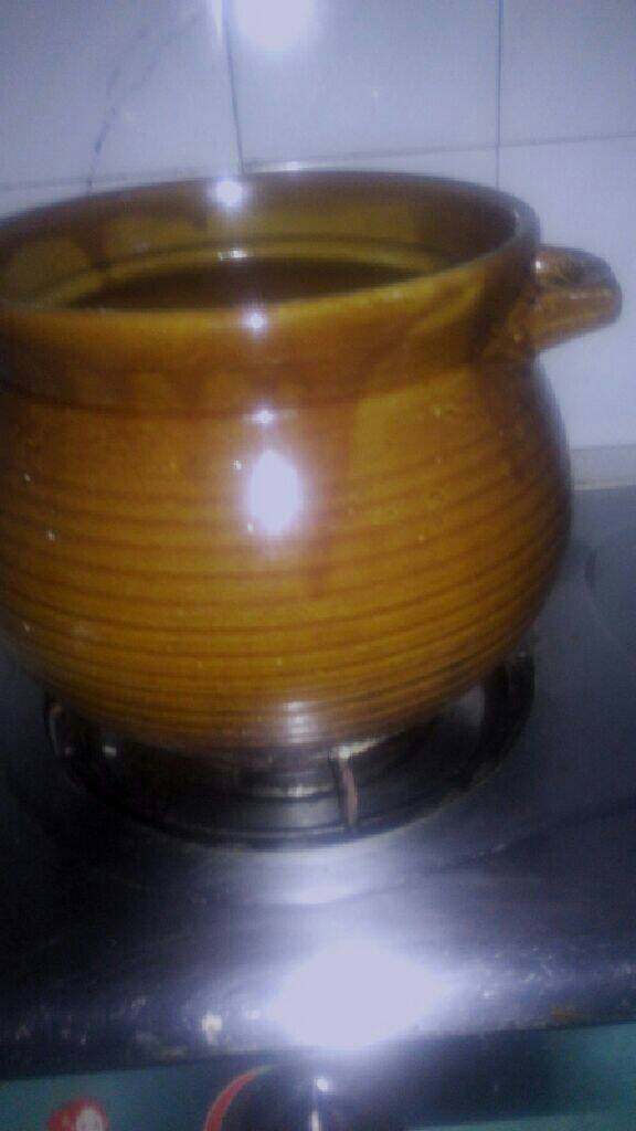 焖猪蹄,把2粒<a style='color:red;display:inline-block;' href='/shicai/ 695'>八角</a>和3片肉桂装入茶包袋，和葱同时放入锅中，再放入猪蹄，加足量水没过猪蹄，水开转小火加盖焖两个小时
