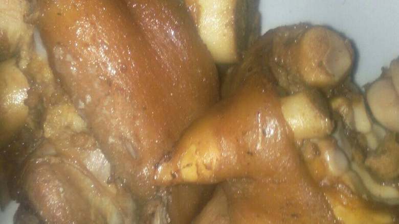 焖猪蹄,开盖转大火收浓汁即成