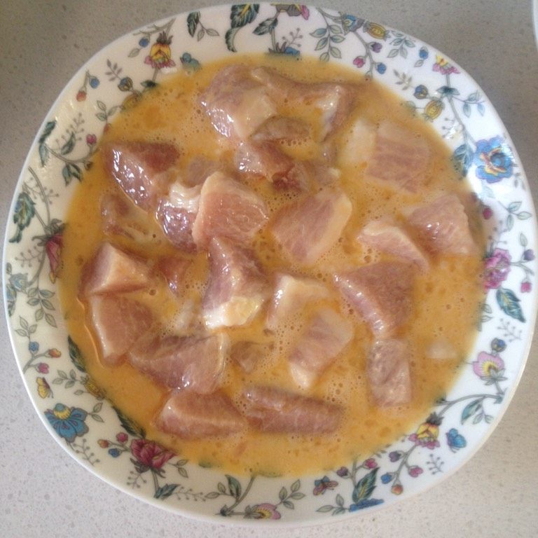 菠萝咕咾肉,<a style='color:red;display:inline-block;' href='/shicai/ 4430'>里脊肉</a>切小块，加少许盐、<a style='color:red;display:inline-block;' href='/shicai/ 756'>鸡精</a>，加入适量淀粉，一个<a style='color:red;display:inline-block;' href='/shicai/ 9'>鸡蛋</a>拌匀，油烧到六成热，炸熟沥油待用