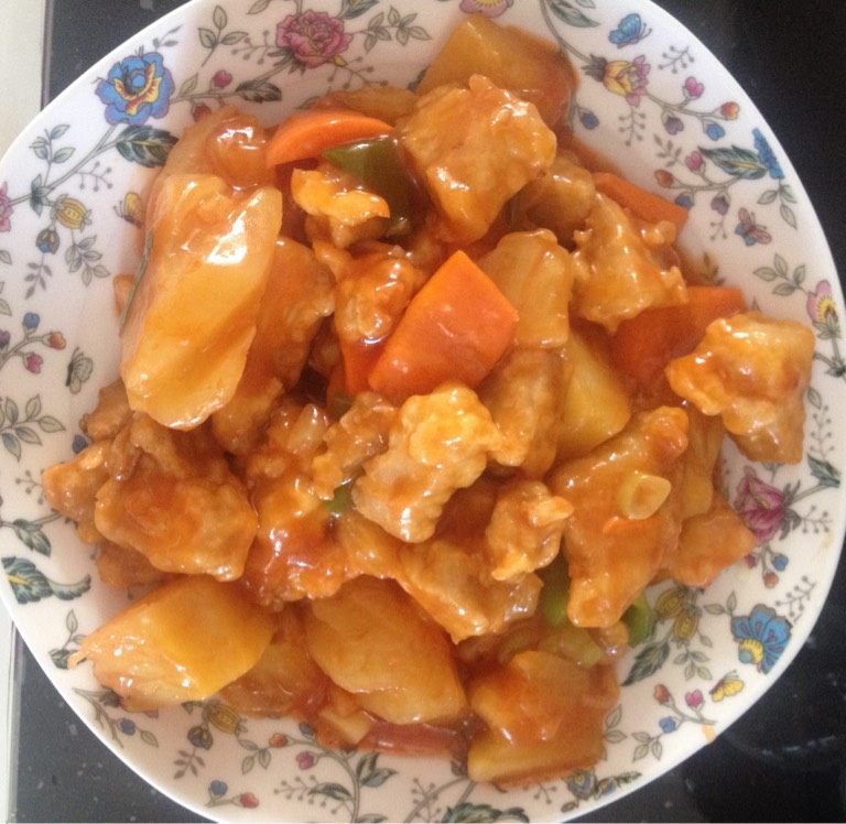 菠萝咕咾肉,<a style='color:red;display:inline-block;' href='/shicai/ 25'>胡萝卜</a>、<a style='color:red;display:inline-block;' href='/shicai/ 8778'>尖椒</a>切片，葱花爆锅，加入<a style='color:red;display:inline-block;' href='/shicai/ 25'>胡萝卜</a>、<a style='color:red;display:inline-block;' href='/shicai/ 8778'>尖椒</a>、菠萝翻炒，加入少许水、番茄酱、<a style='color:red;display:inline-block;' href='/shicai/ 10588'>糖</a>、盐、鸡精、<a style='color:red;display:inline-block;' href='/shicai/ 692'>酱油</a>拌匀，加入湿淀粉勾芡，加入炸好的肉拌匀即可