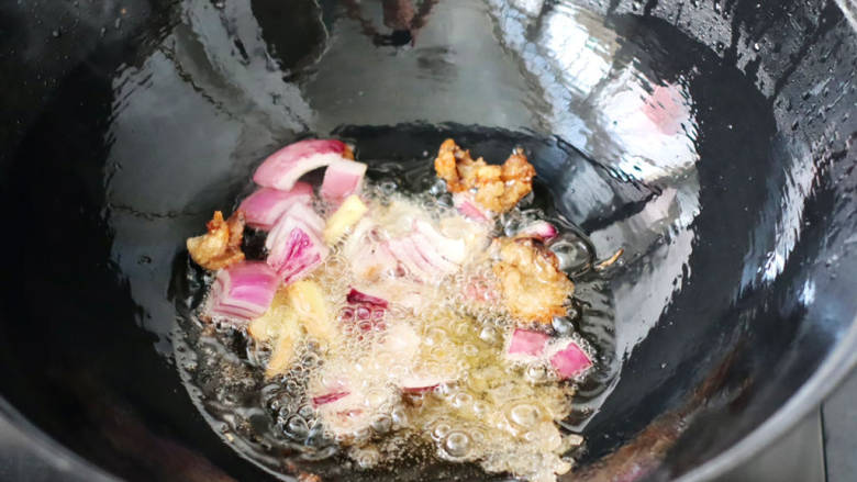 铁锅炖大鹅,起油锅先把鹅肥肉烤出油,再爆香洋葱和姜丝。