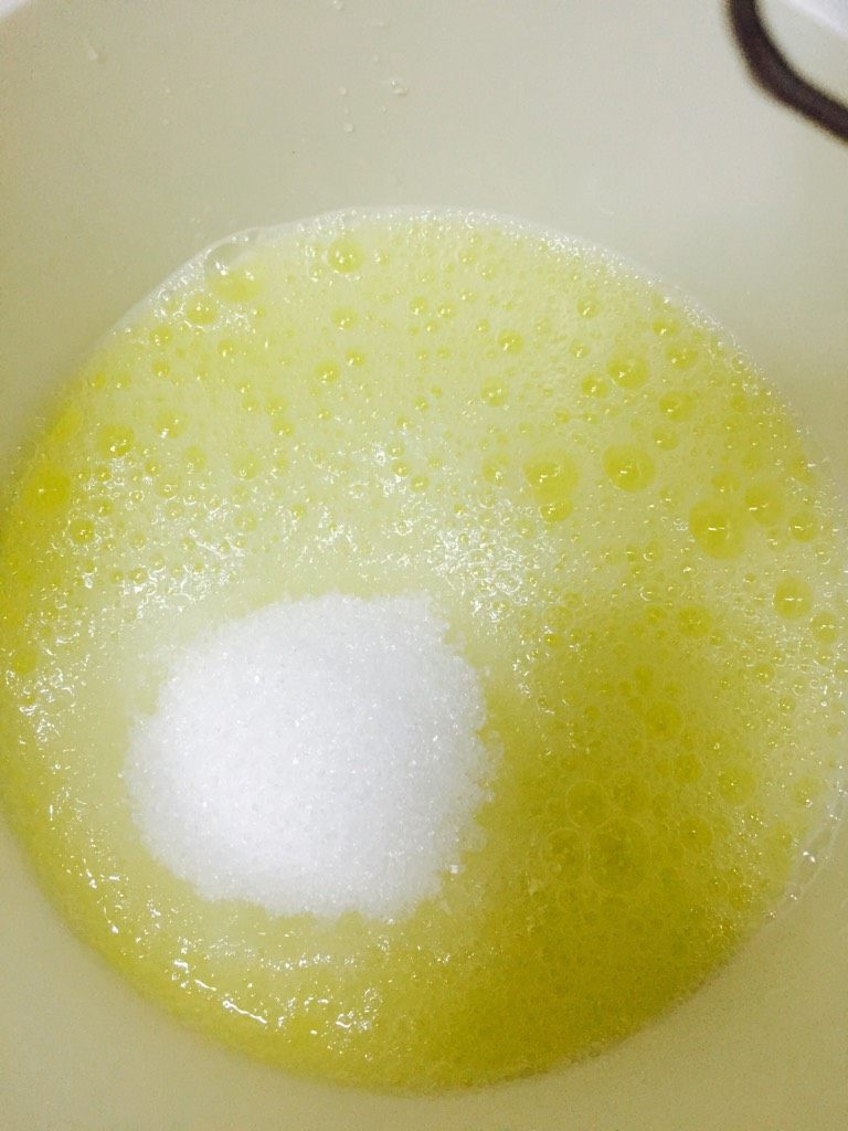水果奶油蛋糕,蛋白和蛋黄分离,蛋白打至起泡加30g糖打发