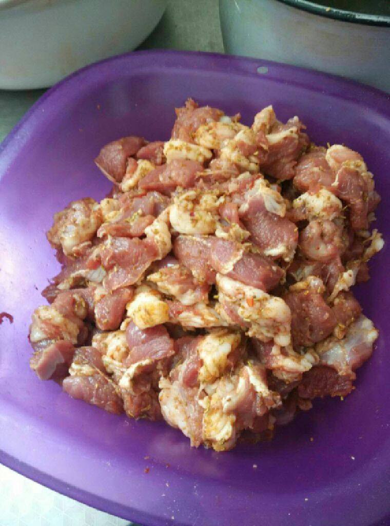 自制烤羊肉串 鸡翅,切好的肉放入盆中,倒入一小袋烤肉料,是粉面状的,因为提前腌的入味,所以我每次都腌制的。