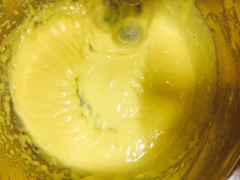 水果奶油蛋糕,筛入低粉,用打蛋器搅拌均匀.